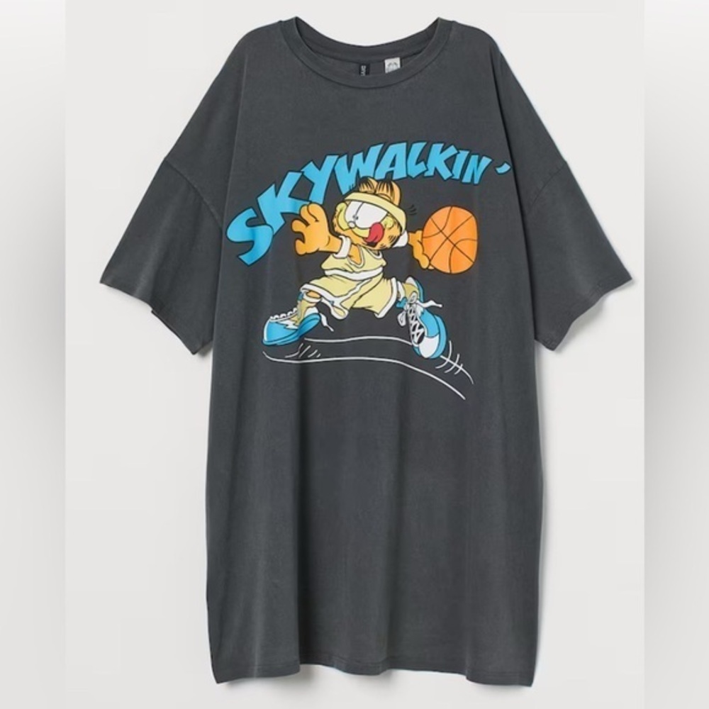 🏀 H&M/Garfield Skywalkin’. Basketball dribbling, yellow uniform/blue kicks.